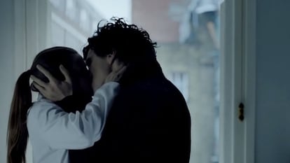 EL BESO ENTRE SHERLOCK Y MOLLY. Hagamos memoria: se suponía que Sherlock estaba muerto. La realidad es que Sherlock había fingido su propia muerte. Como en esta versión de la BBC, Sherlock vive en la actualidad y se hace famoso gracias al blog que publica el Doctor Watson, inmediatamente comienzan a correr las teorías. En una de estas teorías uno de sus fans relata un plan de huida durante el cual besa apasionadamente a Molly, la forense que lleva toda la serie enamorada de él. Y, guau. Muchas personas siguen sin olvidar este momento.