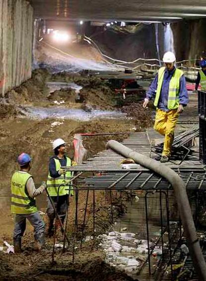 Unos operarios, en las obras de soterramiento de la M-30.