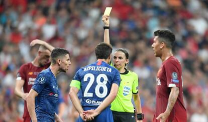 Frappart muestra una tarjeta amarilla a Azpilicueta, durante el partido de la Supercopa. T