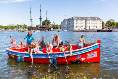 Recogida de basura en uno de los canales de Ámsterdam.