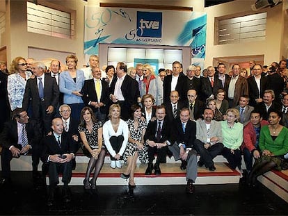 Carmen Caffarel, en el centro entre Concha García Campoy y Manuel Campo Vidal, rodeada por algunos de los participantes en la fiesta del 50º aniversario de TVE.