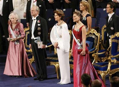 El rey Carlos Gustavo de Suecia, junto con la reina Silvia, la princesa Lilian (a la izquierda), la heredera, la princesa Victoria, y su hermano, el príncipe Carl Philip, durante la entrega de los premios Nobel en el Concert Hall de Estocolmo.