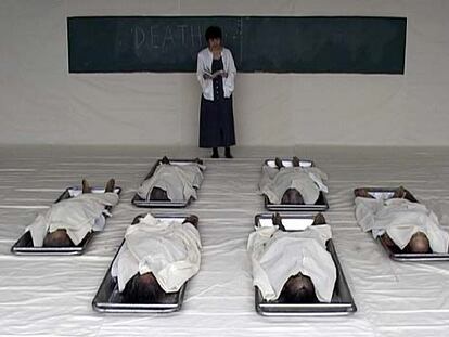 Una imagen de la 'performance' titulada 'La clase', de la tailandesa Araya Rasdjarmrearnsook.
