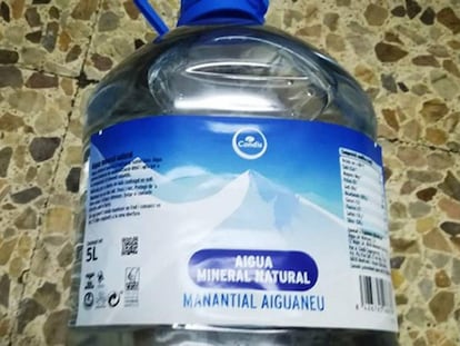 Una de las garrafas de agua intervenidas