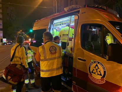 Atención de los sanitarios del Samur al joven de 17 años herido en una pelea en plaza Elíptica en la madrugada del 30 de octubre de 2022.