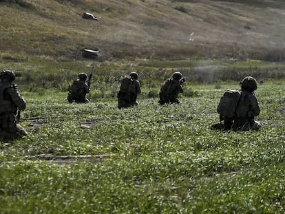 Ejercicios militares del ejército ucranio junto a Bajmut, este jueves.