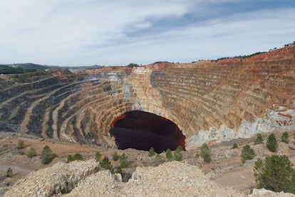 Alrededor del curso alto del río Tinto, en la provincia de Huelva, se sitúa el mayor yacimiento a cielo abierto de Europa, explotado por los tartesos y, sobre todo, por los romanos. Esta actividad minera prolongada a lo largo de siglos ha originado un paisaje que parece de otro mundo. Una sensación que se acentúa con el color rojizo del río, del que deriva su nombre, y que pasa a ocre en sus orillas; se debe a su alto contenido en sales ferruginosas y sulfato férrico.