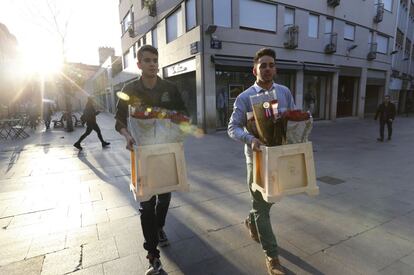 Dos nois carreguen roses a primera hora del mat a Terrassa.