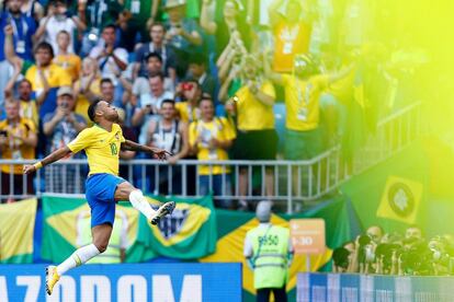 O atacante brasileiro Neymar celebra um gol durante uma partida das oitavas frente ao México, em 2 de julho de 2018.