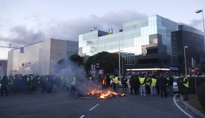 La protesta de los taxistas ha afectado a todo el entorno del recinto ferial, donde la autovía de circunvalación M-40 ha sido cortada y varias líneas de la Empresa Municipal de Transportes, EMT, han sido desviadas. En la imagen, un grupo de taxistas intenta cortar uno de los accesos horas antes de la inauguración de Fitur este miércoles.