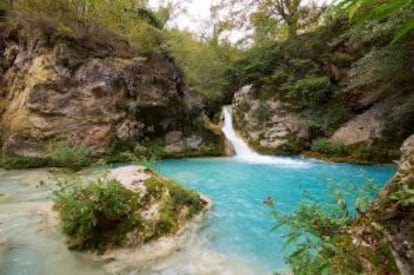 Poza de aguas azules en el río Urederra, en Navarra.