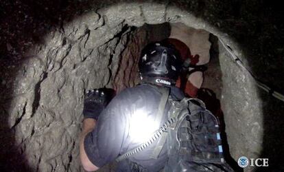 Un agente de inmigración inspecciona el interior del túnel hallado entre Tijuana y San Diego.