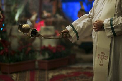 Un sacerdote cristiano durante una misa la víspera de Navidad en la Iglesia Católica del Sagrado Corazón en Bagdad, Irak.