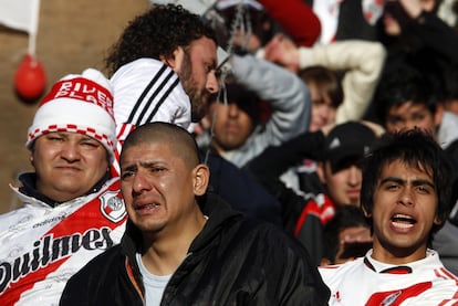 Varios seguidores de River, tras el primer descenso del equipo en 110 años de historia.