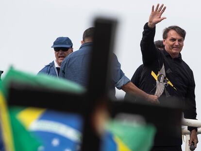 Bolsonaro acena para apoiadores no Rio de Janeiro, no domingo.