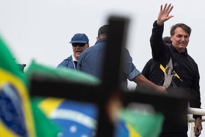 Bolsonaro acena para apoiadores no Rio de Janeiro, no domingo.