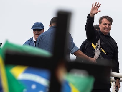 Bolsonaro acena para apoiadores no Rio de Janeiro, no domingo.