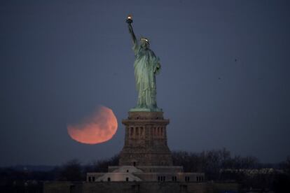 La superluna tras la Estatua de la Libertad. 