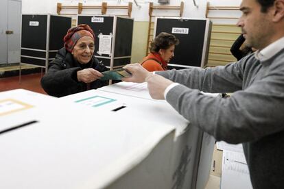Emma Bonino, exministra de Asuntos Exteriores de Italia y líder del partido +Europa, se prepara para votar en un centro electoral de Roma.
