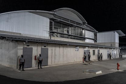 Para acceder al Cecot se necesita sortear cuatro puestos colocados en amplias habitaciones de concreto de aire desolado. En la imagen, vista exterior del Cecot. 