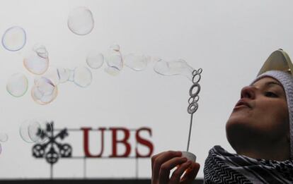 Una manifestante, ante la sede de UBS en Zurich