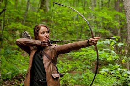 Katniss Everdeen es la adolescente hecha a sí misma de la distopía apocalíptica. La nueva Buffy no lucha contra seres de inframundo, pero sabe sobrevivir entre una sociedad mediatizada e influenciada por la tiranía siendo astuta, fuerte, leal, luchadora y capaz de sacrificarse por un ser querido. Por ahora. (Alerta, mini spoiler) Muchos fans de la trilogía literaria han denunciado un final un poco decepcionante para un personaje tan decidido e independiente.