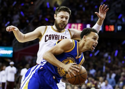 Curry, amb la pilota, davant Dellavedova.