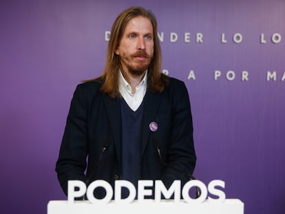 El portavoz de Podemos Pablo Fernández, este lunes durante la rueda de prensa en la sede del partido en Madrid.
