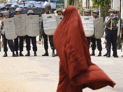 Policías antidisturbios dan el alto a un monje que intentaba acercarse a la pagoda de Shwedagon, ayer en Yangon.