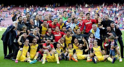 A festa de toda a equipe do Atlético no Camp Nou.