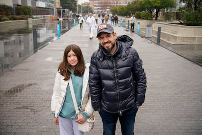 Daniel Guerrero López y su hija Isabel Guerrero cerca del Hospital Materno Infantil de La Paz en Madrid, en enero.