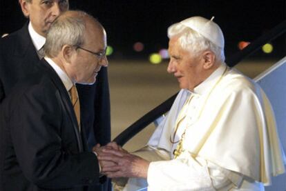 El presidente de la Generalitat, José Montilla, saluda al Papa a su llegada a Barcelona.