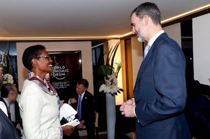 El Rey y la directora ejecutiva de Oxfam Internacional, Winnie Byanyima, durante su encuentro en Davos. 