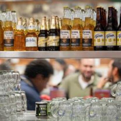 Cervezas del grupo Modelo en un establecimiento.