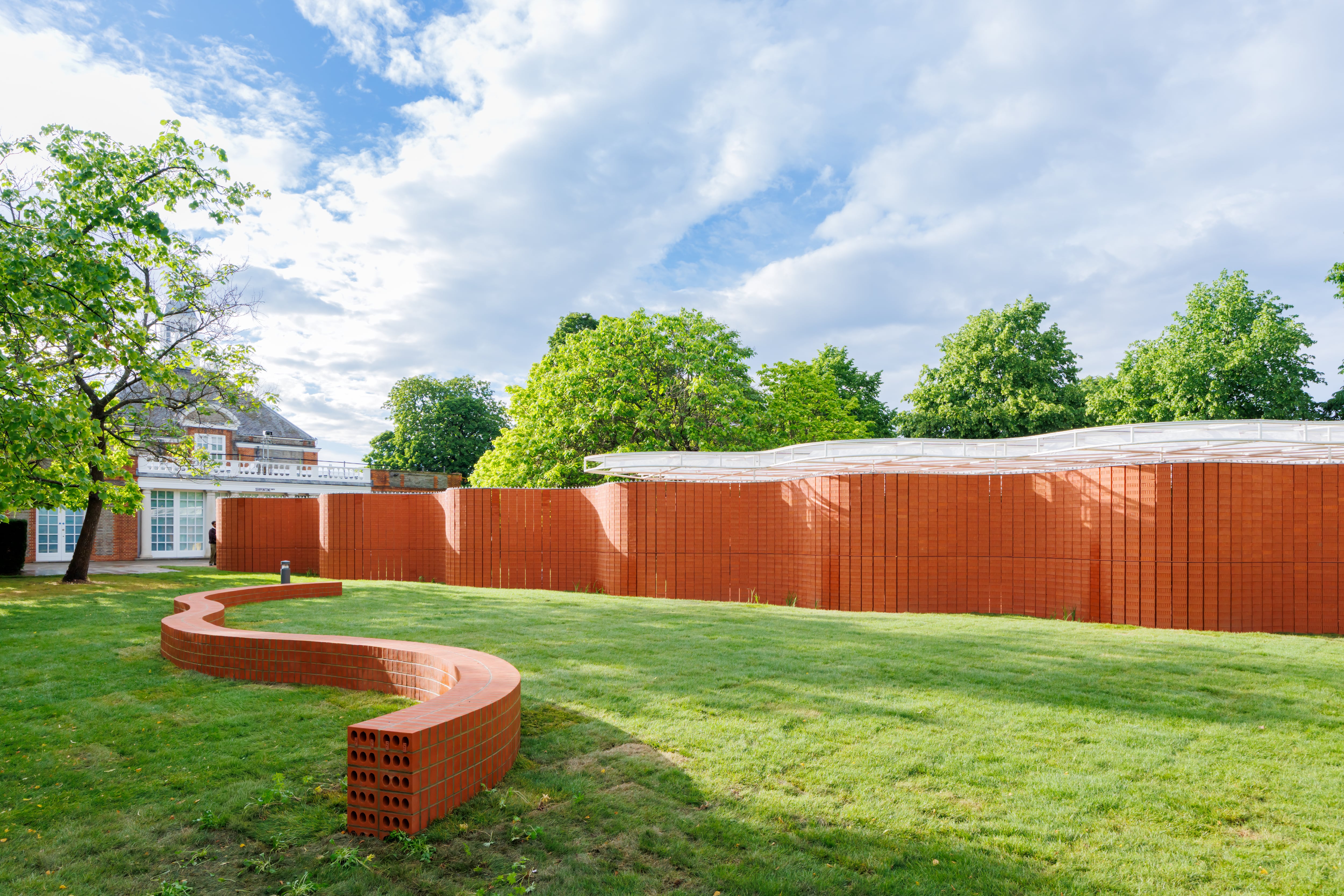 Inspirado en el muro curvilíneo, típico del paisaje de Suffolk, el pabellón construye un muro curvo de ladrillos.