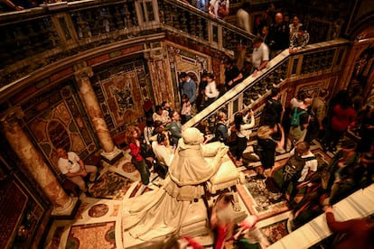 Turistas, junto a una estatua del papa Pío IX en la Basílica de Santa María la Mayor de Roma, donde será enterrado Jorge Bergoglio, el sábado. 