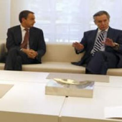 El presidente del Gobierno, José Luis Rodríguez Zapatero, durante la reunión con los presidentes de bancos y cajas de ahorro.