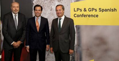 Pablo Zalba, presidente del Instituto de Crédito Oficial, ICO; Rafael Roldán, socio director del Área de Transacciones de EY; y Juan Luis Ramírez, presidente de ASCRI y socio fundador de Portobello Capital.