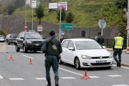 Control policial de la Guardia Civil en el puente que une la localidad guipuzcoana de Behobia con Hendaia, en la frontera con Francia.