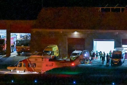 Uno de los helicópteros de Salvamento Marítimo que recató a 15 migrantes de un cayuco avistado al sur de El Hierro, este sábado.