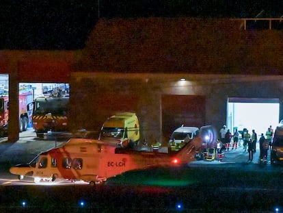 Uno de los helicópteros de Salvamento Marítimo que recató a 15 migrantes de un cayuco avistado al sur de El Hierro, este sábado.