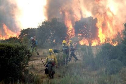 Brigadas contra incendios, en el fuego declarado en el vertedero de Zamora.