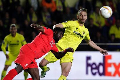 El defensa Kolo Toure del Liverpool (d) intenta despejar el balón frente a Roberto Soldado del Villarreal.