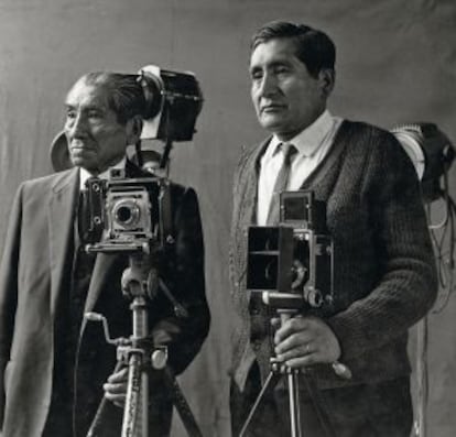 Martín Chambi (izquierda) y su hijo Víctor, en 1964, y el estudio del fotógrafo en Cuzco.