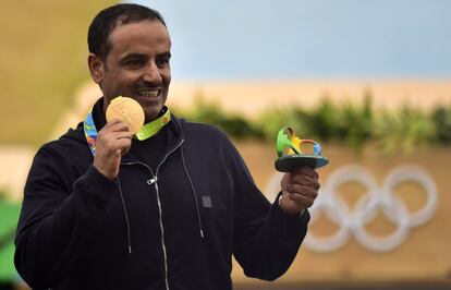 Fehaid Aldeehani se ha convertido en el primer deportista que ha conseguido colgarse una medalla de oro sin representar a ningún país. El campeón de doble trap de tiro no ha podido competir con los colores de su lugar de origen, Kuwait, porque este está sancionado por el Comité Olímpico Internacional. Los responsables de los Juegos le ofrecieron portar el estandarte olímpico en la ceremonia de inauguración, pero el atleta prefirió no hacerlo. “Soy un oficial del ejército de mi país y no llevaré ninguna otra bandera que no sea la de Kuwait”. Cuando Aldeehani se subió a lo más alto del pódium, junto a sus compañeros de Italia y Gran Bretaña, el emblema que lo representó fue el de los seis anillos de colores. “Esta (medalla) es para mi país, para la gente que no quiere que participemos en las Olimpiadas. Les estoy demostrando que estamos aquí y que tenemos una medalla”, afirmó rotundo.