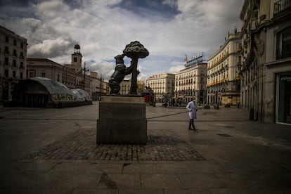 Un hombre pasea por la Puerta del Sol de Madrid el 23 de marzo.