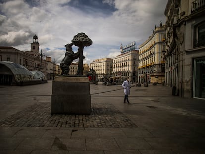 Un hombre pasea por la Puerta del Sol de Madrid el 23 de marzo.