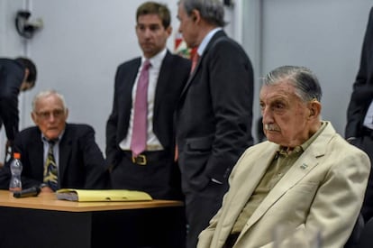 Los exdirectivos de Ford Francisco Sibilla (dcha) y Pedro Müller (izq), en la sala de audiencias del tribunal 1 de San Martín.