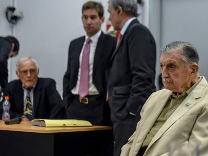 Los exdirectivos de Ford Francisco Sibilla (dcha) y Pedro M&uuml;ller (izq), en la sala de audiencias del tribunal 1 de San Mart&iacute;n.