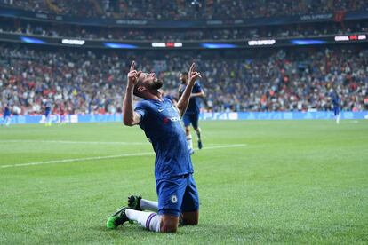 El jugador francés del Chelsea Olivier Giroud celebra el primer gol del partido.
